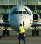 Flygplan på marken med nån slags serviceperson framför som gör "tummen upp". Foto: LFV