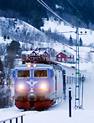Ett intercitytåg i ett snöigt norrland