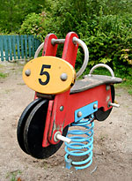 En leksaksmotorcykel på en lekplats.