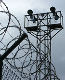 Stängsle och övervakningstorn utanför ett fängelse