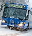 Blå buss i snöoväder