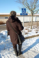 Kvinnan i texten står på en parkeringsplats