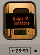 En stängd dörr på ett X 2000-tåg.