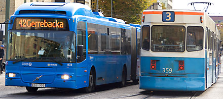 En buss och en spårvagn möts på en gata i Göteborg