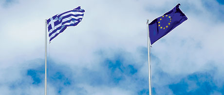Greklands flagga vajar bredvid EUs i Athen.