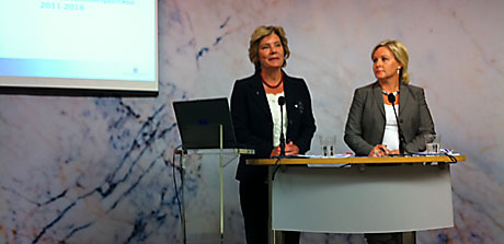 Maria Larsson och Hillevi Engström presenterar den nya strategin för funktionshinderspolitiken