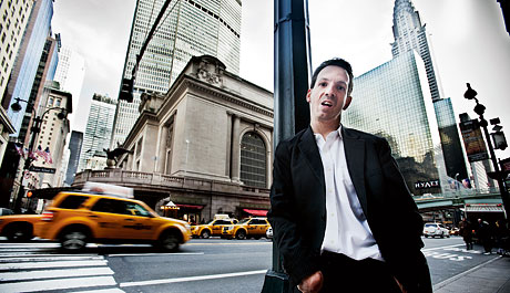Rich Donovan lutar sig mot en lyktstolpe omgiven av Manhattans skyskrapor.