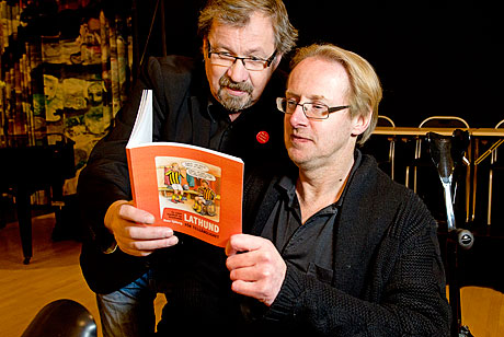 Tomas Melander och Hans Sjöberg läser i boken Lathund för tillgänglighet som de gjort tillsammans