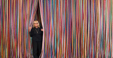 Jacob Dahlbergs konstverk med hängande sidentrådar i olika färger som man kan gå i i bland.