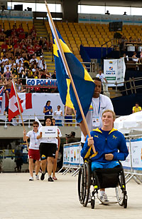 Christoffer Lidhe bär den svenska flaggan
