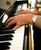 Längs med klaviaturen löper en kopparstång som när den berörs triggar elektronik som styr pianots pedal.