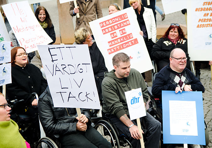 Demonstration under devisen Stop disability cuts