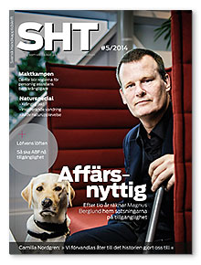 Omslaget till SHT 5. Magnus Berglund sitter i en stol med en hund vid sin sida.